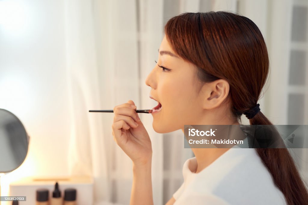 립밤 립케어 스틱을 바르는 뷰티 페이스를 가진 아름다운 여성 입술 스킨 케어 화장품 컨셉 눈-신체 부분에 대한 스톡 사진 및 ... 립밤 립케어 스틱을 바르는 뷰티 페이스를 가진 아름다운 여성 입술 스킨 케어 화장품 컨셉 눈-신체 부분에 대한 스톡 사진 및 ...