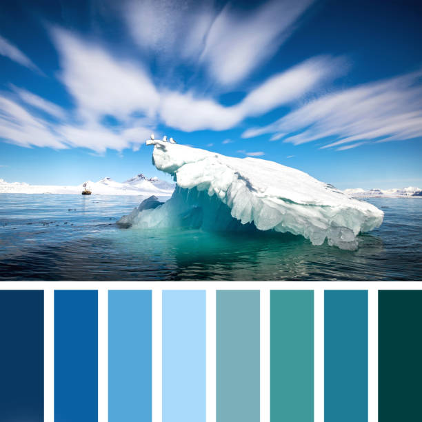 スバールバルカラーパレットの氷山 - complimentary colors ストックフォトと画像