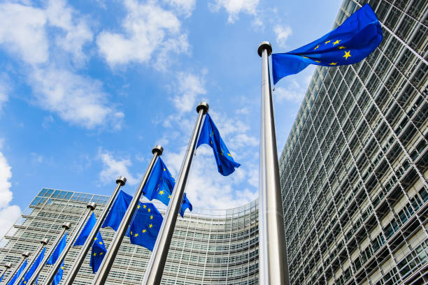 flagi unii europejskiej na tle budynku komisji europejskiej berlaymont w brukseli, belgia - berlaymont building zdjęcia i obrazy z banku zdjęć