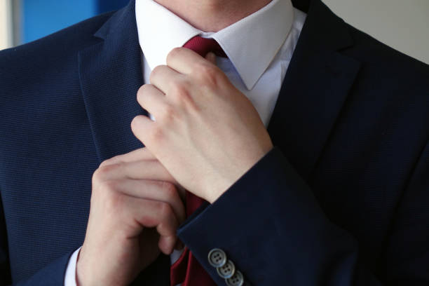 biznesmen korygujący krawat z bliska - stability suit shirt and tie people zdjęcia i obrazy z banku zdjęć