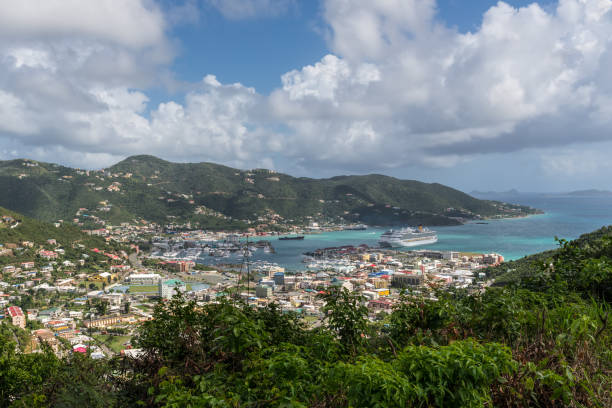 road harbour landscape auf der hauptinsel tortola, britische jungferninseln - bay large nautical vessel blue stock-fotos und bilder