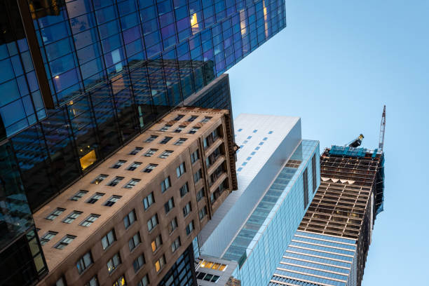 vue à angle bas des gratte-ciel dans le quartier financier de new york, etats-unis - image - cityscape new york city manhattan low angle view photos et images de collection