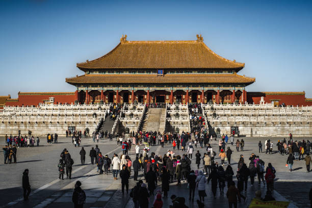gruppe von menschen am eingang der halle der obersten harmonie, peking china - ming china forbidden city emperor stock-fotos und bilder