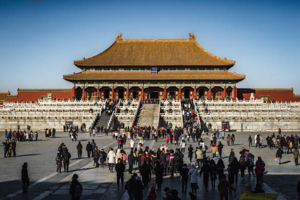 groupe de personnes à l'entrée du hall de l'harmonie suprême, pékin chine - forbidden city beijing architecture chinese ethnicity photos et images de collection