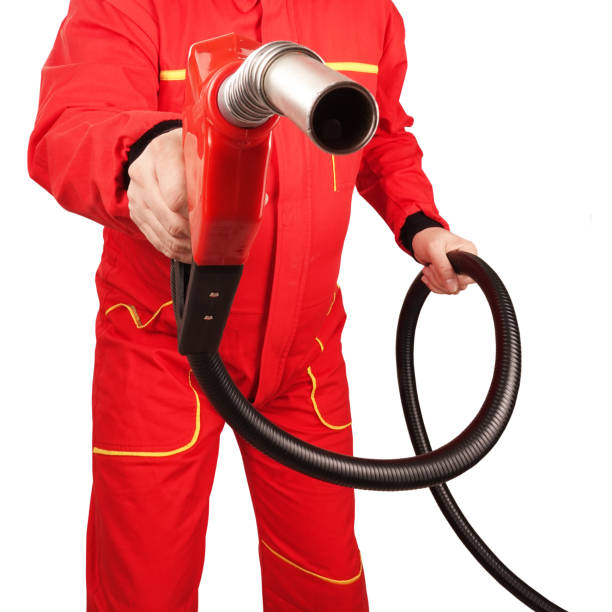 человек сотрудников азс держит красный бензиновый пистолет насос топлива сопла - old men car oil стоковые фото и изображения