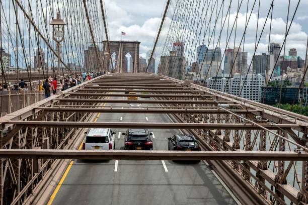 ruch drogowy nad mostem brooklińskim - zdjęcie - brooklyn bridge taxi new york city brooklyn zdjęcia i obrazy z banku zdjęć