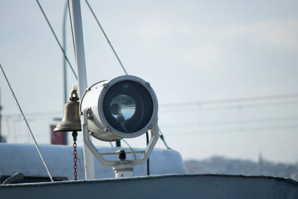 lampa z bliska na statku. podjęte na promie stambuł. służy do oświetlenia w nocy. - industrial ship flash zdjęcia i obrazy z banku zdjęć