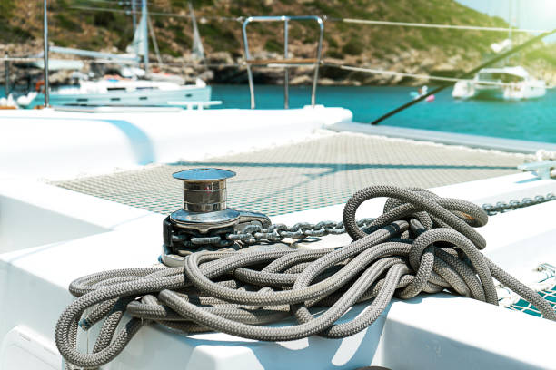 guincho de iate e cabo em um iate de vela. - sailing cable winch yacht sport - fotografias e filmes do acervo