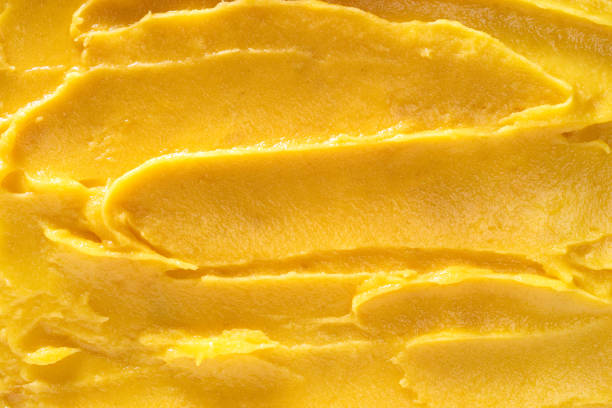 ansicht von weicher mango-sorbet-oberfläche - lemon ice cream stock-fotos und bilder