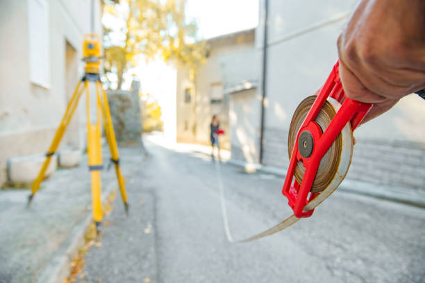 topógrafos medindo na city street com fita métrica - stock photo - distance measurer - fotografias e filmes do acervo