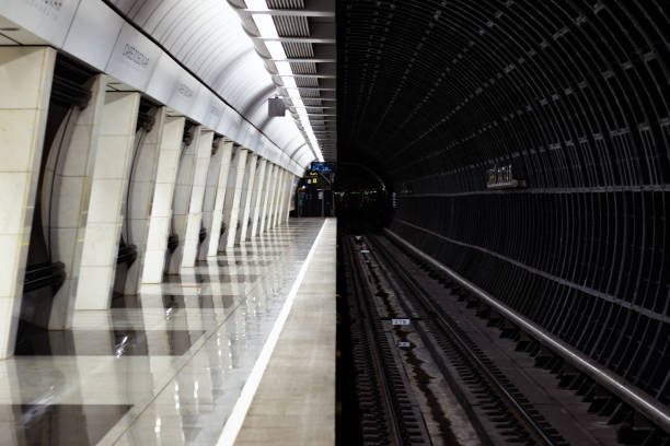 estação de metrô com um trem de partida para o túnel - train blurred motion nobody subway train - fotografias e filmes do acervo