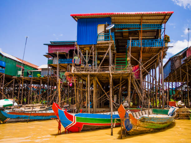 villaggio galleggiante di kampong phluk con barche multicolori e palafitte, lago tonle sap, provincia di siem reap, cambogia - scow foto e immagini stock