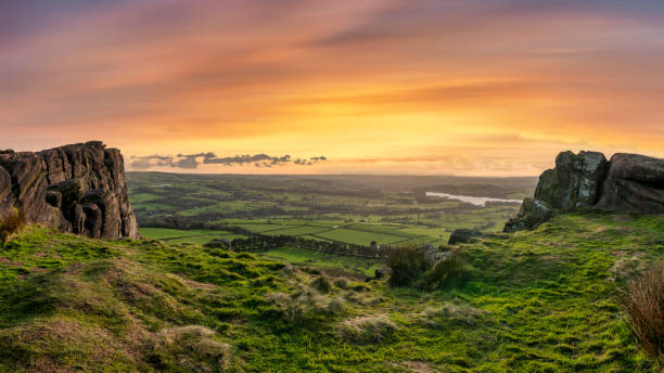 epic peak district zimowy krajobraz z widokiem z góry hen cloud nad wsią i w kierunku tittesworth reservoir - derbyshire zdjęcia i obrazy z banku zdjęć