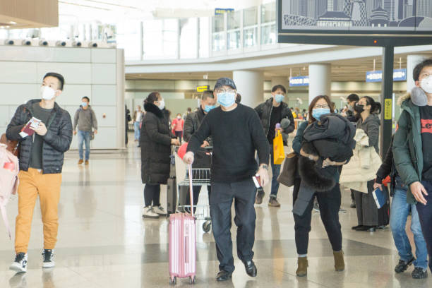 aeroporto di pechino durante l'epidemia di coronavirus - fotogs foto e immagini stock