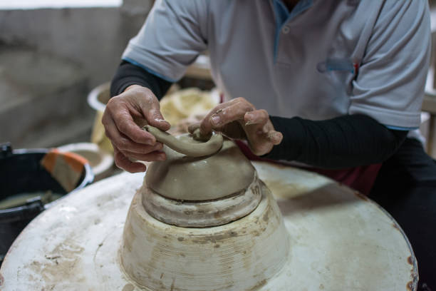 руки рабочих глины на гончарном колесе, лампанг в таиланде - making craft craftsperson circle стоковые фото и изображения