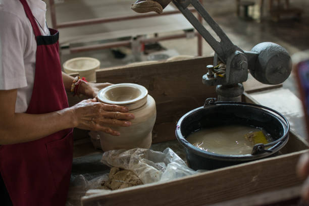 руки рабочих глины на гончарном колесе, лампанг в таиланде - making craft craftsperson circle стоковые фото и изображения