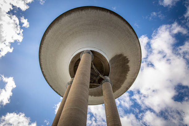 torre de agua, en landskrona, suecia. punto de referencia de la ciudad. - seville water spain european culture fotografías e imágenes de stock