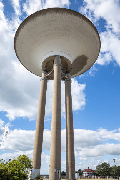 torre de agua, en landskrona, suecia. punto de referencia de la ciudad. - seville water spain european culture fotografías e imágenes de stock