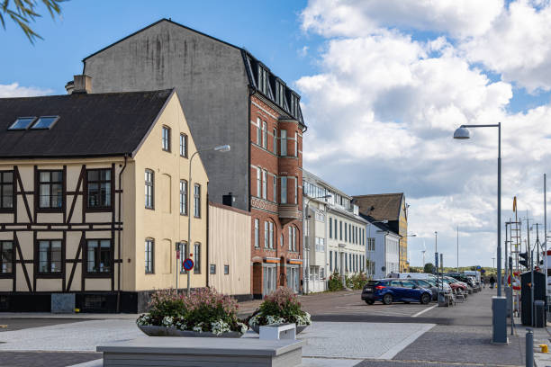 puerto de landskrona, puerto deportivo y barrio de uso mixto circundante con torre de agua en la parte posterior en landskrona, suecia - landskrona fotografías e imágenes de stock