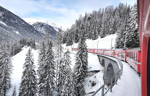 Tren rojo Bernina icónico photo