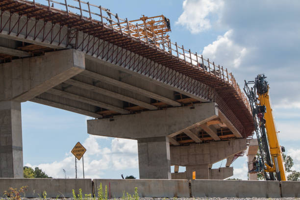 sezione curva del cavalcavia del ponte in costruzione nell'area di atlanta - bridge incomplete construction building activity foto e immagini stock