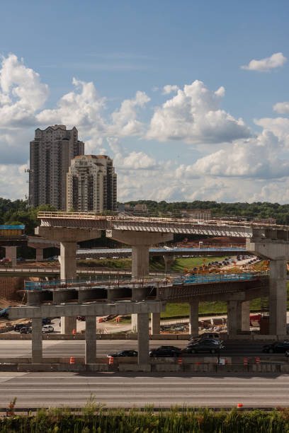 i cavalcavia del ponte sono in costruzione nella zona della metropolitana di atlanta - bridge incomplete construction building activity foto e immagini stock
