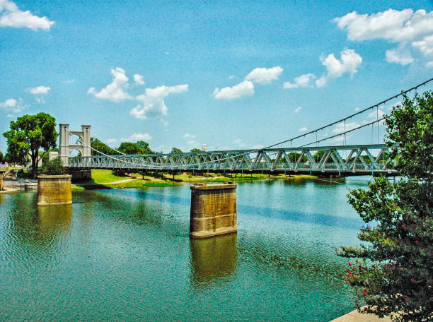 waco suspension bridge brazos river - waco foto e immagini stock