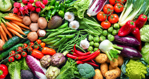 fondo gastronómico con surtido de verduras orgánicas frescas - vegetal fotografías e imágenes de stock