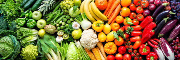 sortiment an frischem bio-obst und -gemüse in regenbogenfarben - supermarkt fotos stock-fotos und bilder