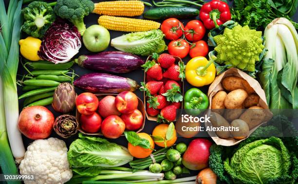 Lebensmittelhintergrund Mit Einem Sortiment An Frischem Bioobst Und Gemüse Stockfoto und mehr Bilder von Gemüse