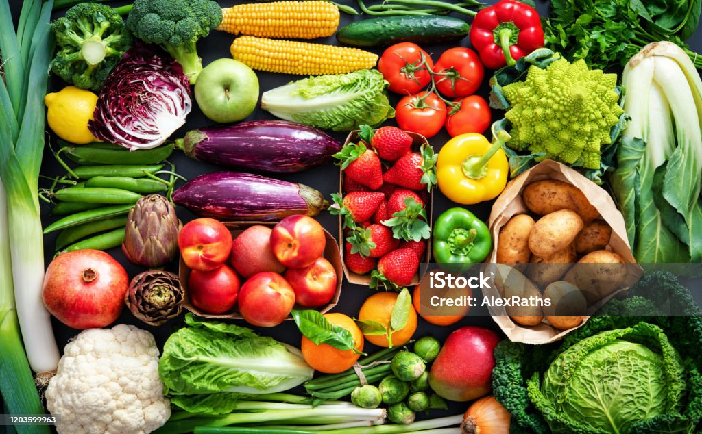 Fondo gastronómico con surtido de frutas y verduras orgánicas frescas - Foto de stock de Vegetal libre de derechos