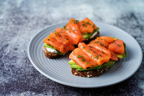 sanduíche de ricota de salmão defumado - bun sandwich vegetable cream cheese - fotografias e filmes do acervo