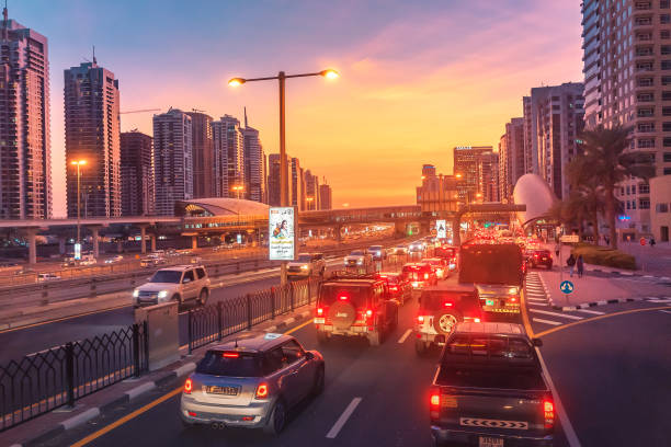 embouteillage du soir sur sheikh zayed road à dubaï - traffic blurred motion multiple lane highway night photos et images de collection