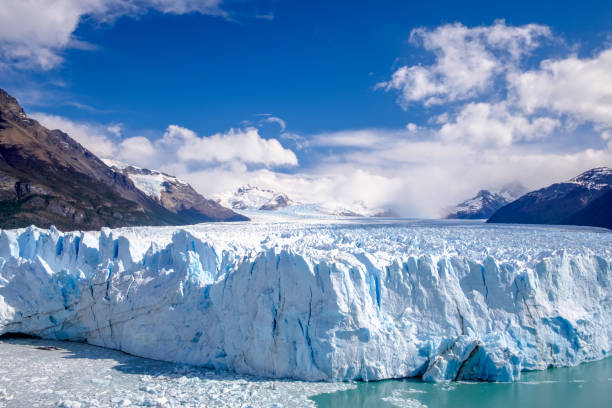 페리토 모레노 빙하는 끝없는 길이를 보여줍니다. - los glaciares 뉴스 사진 이미지