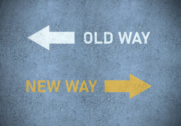 vecchio modo o nuovo modo (in giallo) roadmarking - ideas concepts arrow sign direction foto e immagini stock