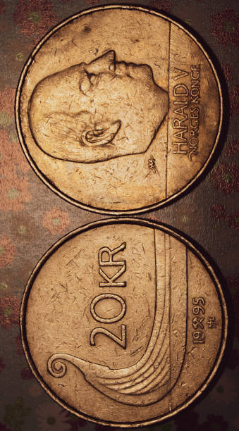 norwegische metallmünze mit einer bezeichnung von zwanzig norwegischen kronen, 20 nok - collection coin silver advice stock-fotos und bilder