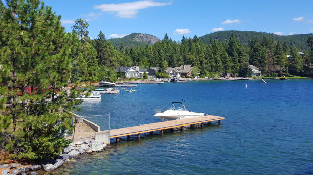 bellissimo lago boscoso bigfork montana - montana summer usa color image foto e immagini stock