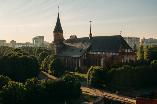 восстановленный собор на острове кант, символ города калининграда, вид с воздуха - калининград стоковые фото и изображения