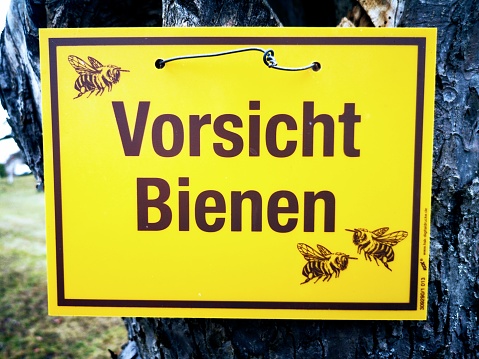 Vorsicht Bienen! Caution bees! German sign