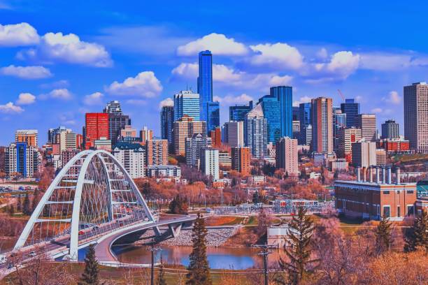 edmonton summer cityscape - north saskatchewan river - fotografias e filmes do acervo