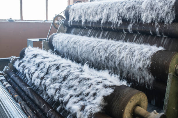 macchina per il riciclaggio in fabbrica tessile. - textile industry textile wool textile factory foto e immagini stock