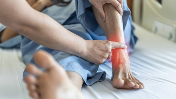 不安定性、関節炎、痛門、腱炎、骨折、神経圧迫(歯管症候群)、医師との老化患者における感染および足または足の構造的位置合わせ不良による足首痛 - tarsals ストックフォトと画像
