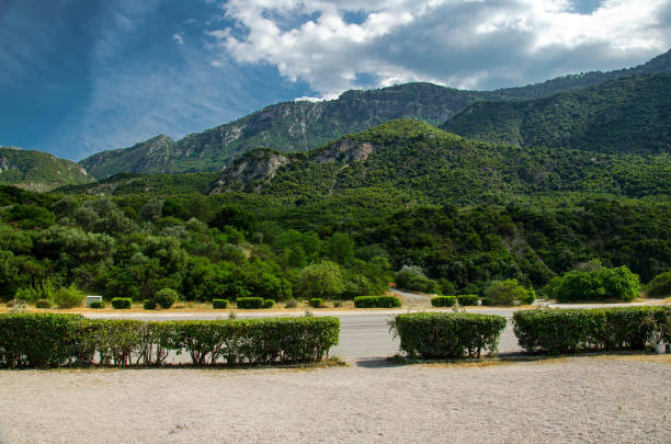 belle vue du passage de montagne de thermopylae, grèce - sparta greece ancient past archaeology photos et images de collection