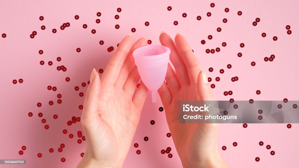 Foto de Mulher Mãos Segurando Copo Menstrual Sobre Fundo Rosa Com Confetes  Produto De Higiene Menstrual Ecológico Dias Críticos Ciclo De Menstruação  Conceito De Saúde Feminina e mais fotos de stock de