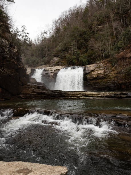 извилистый водопад на реке лось в национальном лесу чероки, штат теннесси - waterfall stream river tennessee стоковые фото и изображения