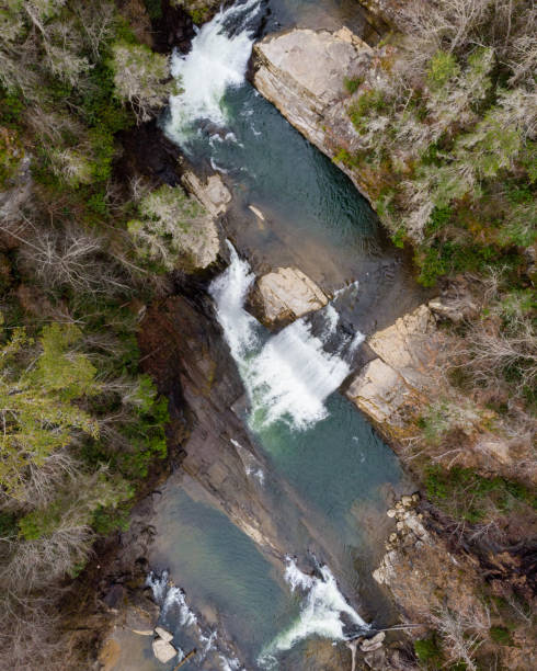 извилистый водопад на реке лось в национальном лесу чероки, штат теннесси - waterfall stream river tennessee стоковые фото и изображения