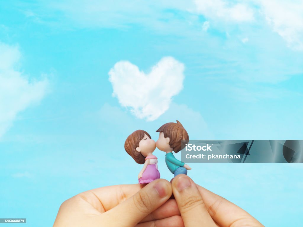 Couple Dolls Kissing In Woman Hand Stock Photo - Download Image Now - Doll,  Kissing, Child - iStock