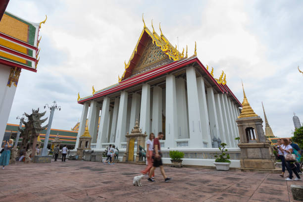 vista del templo wat pho con muchos turistas en bangkok - wat pho fotografías e imágenes de stock