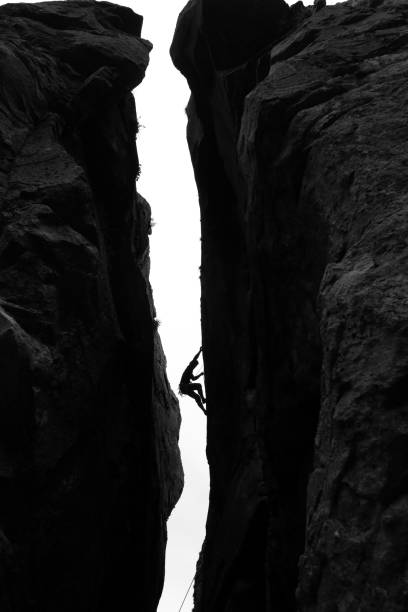 escalador en pared de roca - escalada en solitario fotografías e imágenes de stock