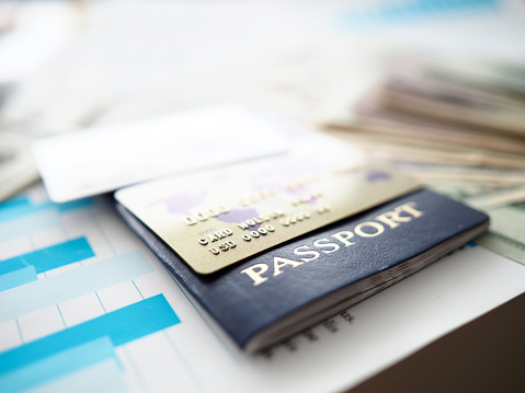 Pasaporte y tarjetas de plástico en USD que se encuentran en el documento del informe financiero photo